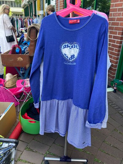 Ein blaues Nachthemd für Mädchen wird an einem Kleiderständer zum Verkauf angeboten