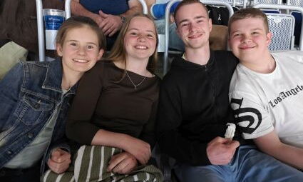 Vier Luiseclubteilnehmer/innen machen ein Gruppenbild