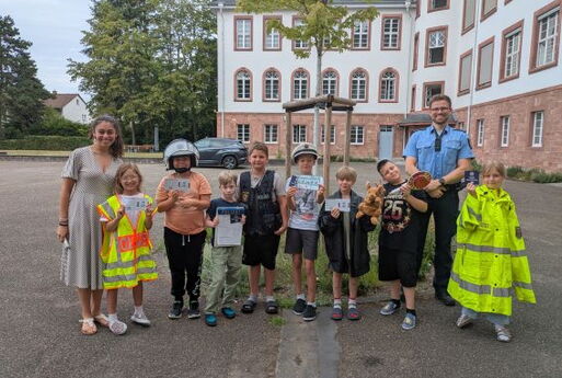 Gruppenfoto von dem Polizisten mit Schulklasse und Lehrerin