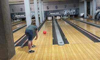 Schüler beim Bowling