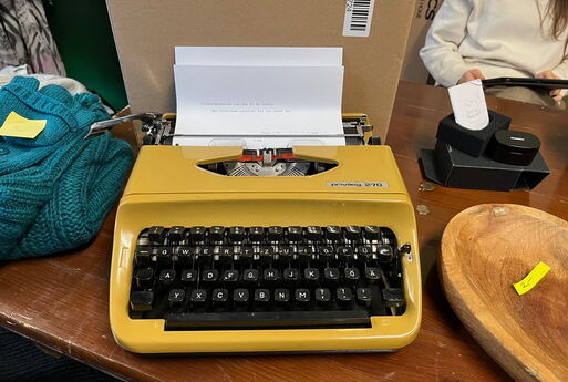 Eine alte gelbe Schreibmaschine von Privileg