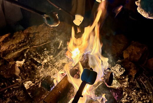 ein Lagerfeuer in der Nacht