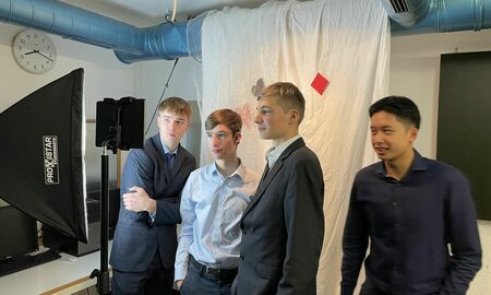 vier junge Männer vor der Fotowand