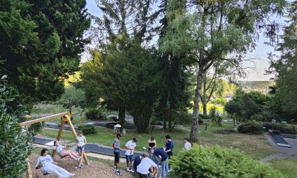 Jugendliche auf einer Minigolfanlage