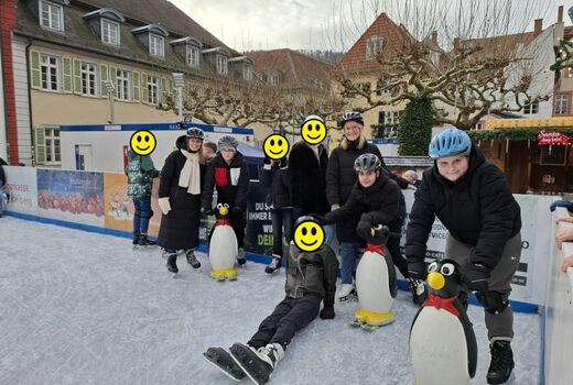 Acht Schüler und zwei Lehrerinnen posieren an der Balustrade des Einlauffeldes. Drei Stützpinguine sind auch dabei.