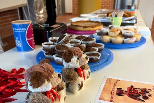 Stand mit Kuchen und Stoffbärchen