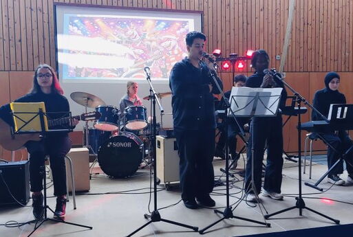 die Schulband spielt auf der Bühne