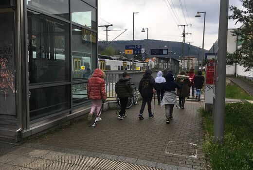 Schülerinnen und Schüler an Bahnhof in Neckargemünde