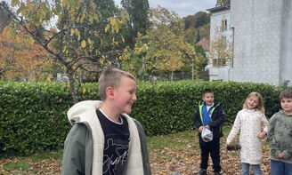 Junge_lächelt und springt Trampolin