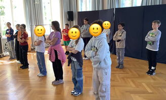Die Schüler beim Tanz üben