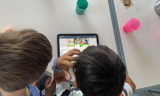 Kinder erstellen Comics am Ipad