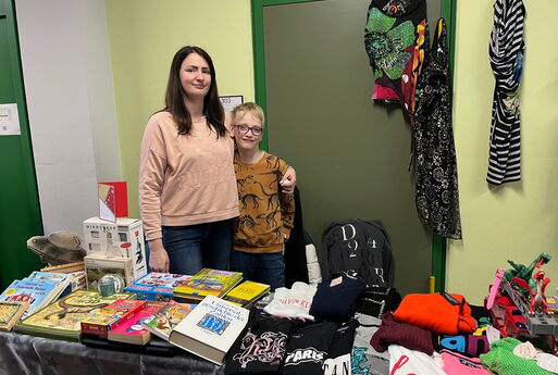Ein Flohmarkt Verkaufsstand ein Junge und eine Frau