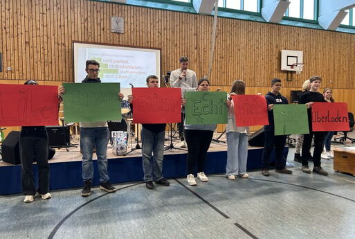 SchülerInnen halten Plakate mit Worten zu Weihnachten hoch