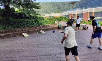 Jugendliche spielen Cornhole