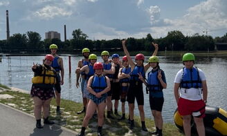 Gruppenbild der Klasse nach dem Wildwasser-Rafting in der Moldau