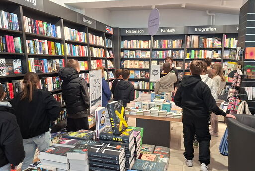 Die Kinder der Klasse bekommen eine Führung durch die Buchhandlung