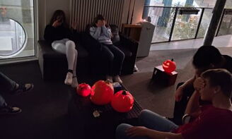 Jugendliche spielen im Dunkeln "Werwolf".