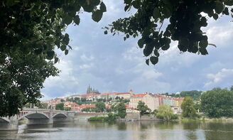 Karlsbrücke mit Sicht auf die Prager Burg