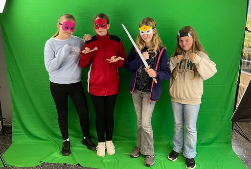 Schülerinnen posieren vor dem Greenscreen
