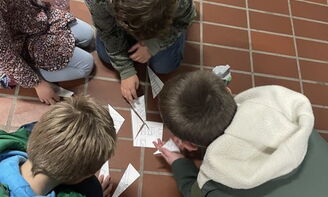 Kinder puzzeln am Boden