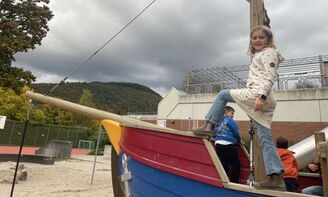 Mädchen auf dem Piratenschiff