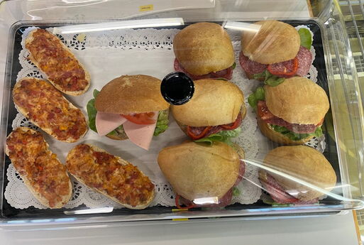 Belegte Brötchen und Pizzabrötchen