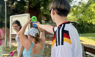 Wasserspiel mit Bechern