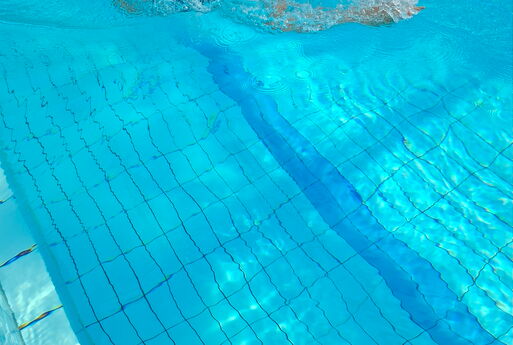 Ein Kind schwimmt im Wasser