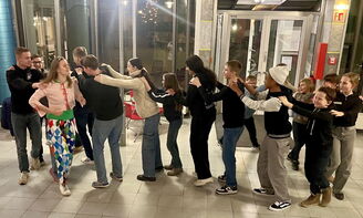 Aufwärmspiel. Die Jugendlichen bilden eine Menschenschlange