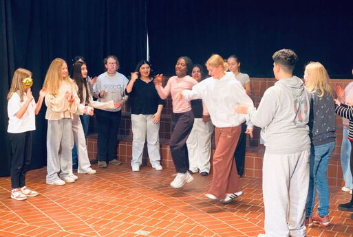 Zwei Schülerinnen tanzen in einem Kreis