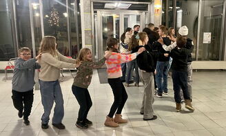 Aufwärmspiel. Die Jugendlichen bilden eine Menschenschlange