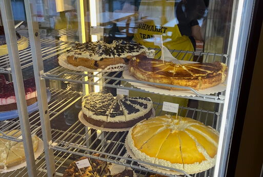 Kühlschrank mit  6 Kuchen und Torten