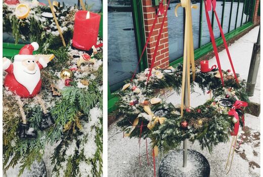 Zwei Fotos zeigen den fertig geschmückten Adventskranz neben dem Eingang zum Schulhaus. Er ist mit frischem Schnee überpudert.