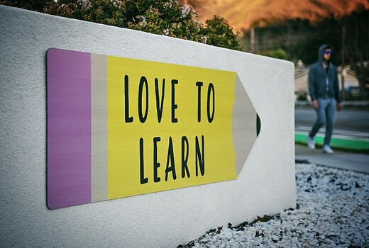 Ein Pfeil mit dem Text "Love to learn".